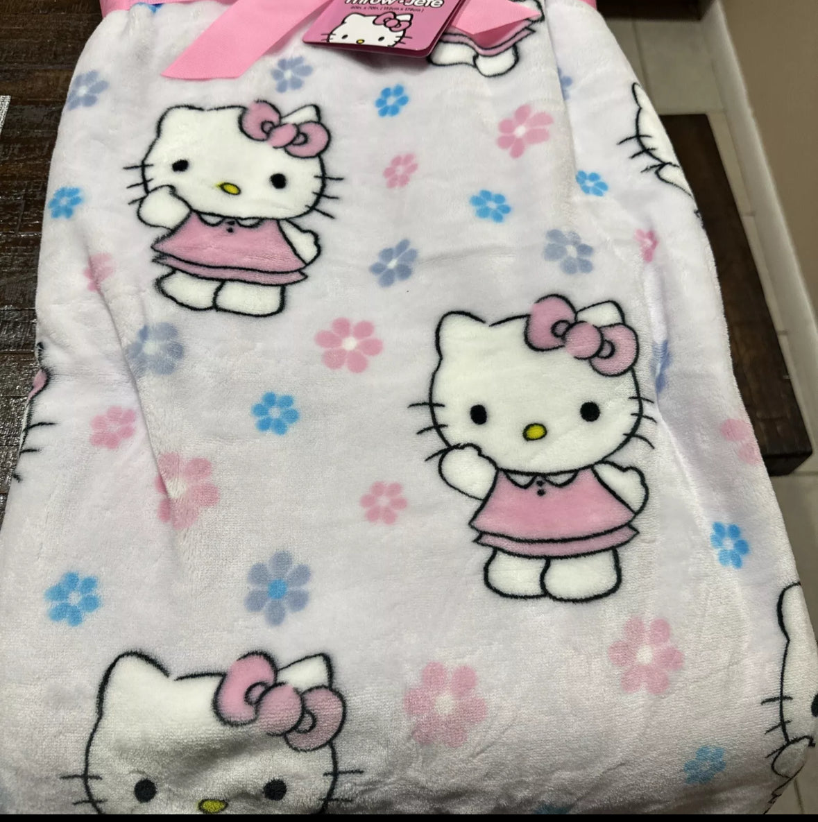 HELLO KITTY Spring Flowers Pink Soft Plush Sanrio Blanket 50"X 70"